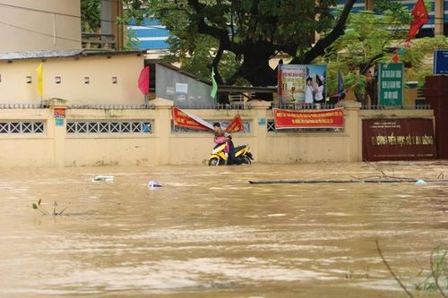 Người dân dùng ghe, thuyền đi lại giữa TP Huế