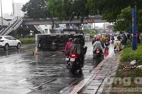 Xe tải 'quét' giải phân cách, lật nhào trên đại lộ ở Sài Gòn, tài xế nhập viện