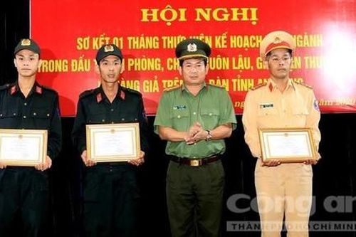 Khen thưởng CBCS Công an cứu vợ chồng chìm ghe trong đêm