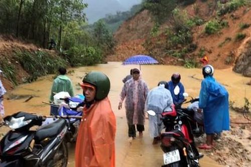 Các huyện miền núi Quảng Nam bị sạt lở cô lập, học sinh phải chuyển trường