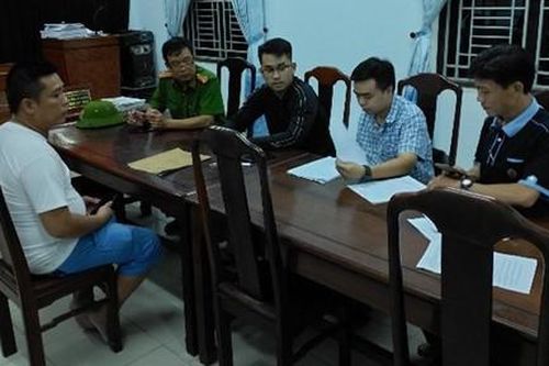 Xử lý đối tượng xuyên tạc cán bộ ăn bớt quà cứu trợ lũ lụt