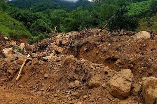 Lở đất vùi lấp gia đình 6 người ở Quảng Trị, đã tìm thấy 2 thi thể