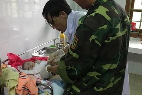 Giúp sản phụ ở Quảng Trị 'vượt cạn' thành công trong mưa lũ