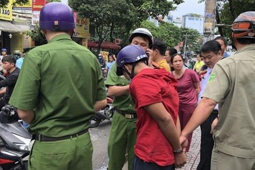 Cướp giật bị bắt, thanh niên khóc lóc xin tha vì vợ mới sinh 3 tháng
