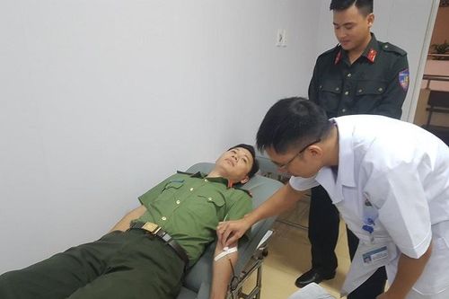 Chiến sĩ công an vượt gần 200km trong mưa lũ hiến máu cực hiếm cứu người