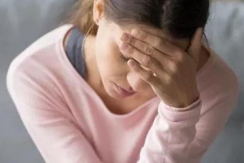 Cô gái 25 tuổi đau đầu đến mờ mắt nhưng chỉ uống giảm đau, khi đi khám bác sĩ 'sốc' khi được phát hiện 'vật thể lạ' trong não