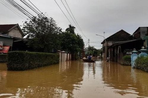 Sạt lở đất do lũ vùi chôn 6 người trong một gia đình ở Quảng Trị