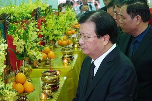 Phó Thủ tướng Trịnh Đình Dũng viếng 13 liệt sĩ hy sinh ở Rào Trăng 3