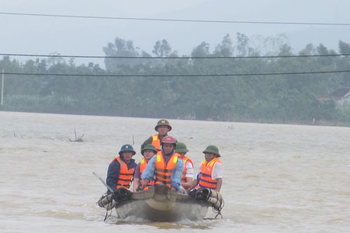 Quảng Bình: Đẩy thuyền phao vượt lũ đưa sản phụ đi sinh