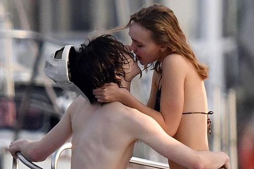 Timotheé Chalamet xấu hổ về loạt ảnh hôn Lily-Rose Depp