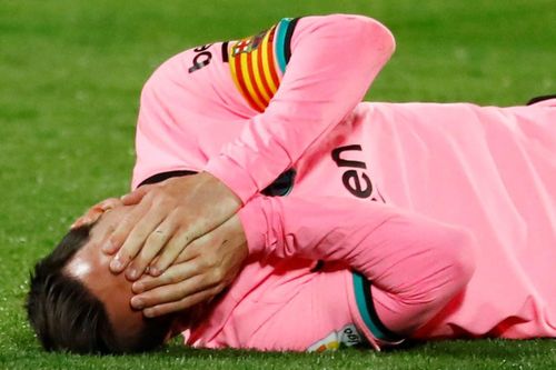 Messi bị đánh cùi chỏ trong trận thua của Barca