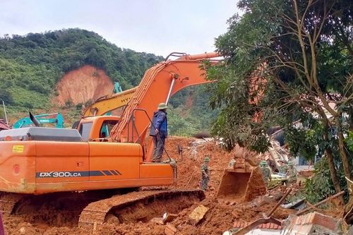 Tìm kiếm xuyên đêm nạn nhân vụ sạt lở ở Đoàn 337