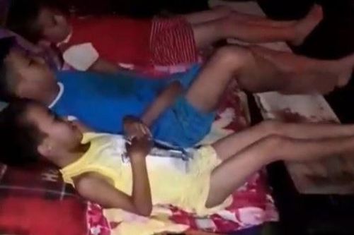 Trẻ em ở Quảng Trị ngủ trên bè chuối khi nước lũ dâng cao