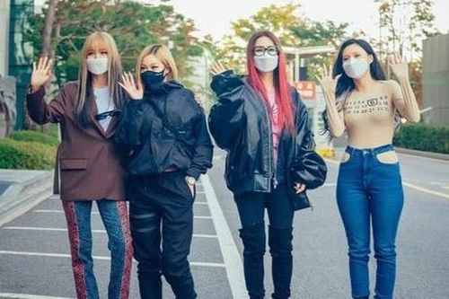 Hwasa diện áo gây hiểu nhầm