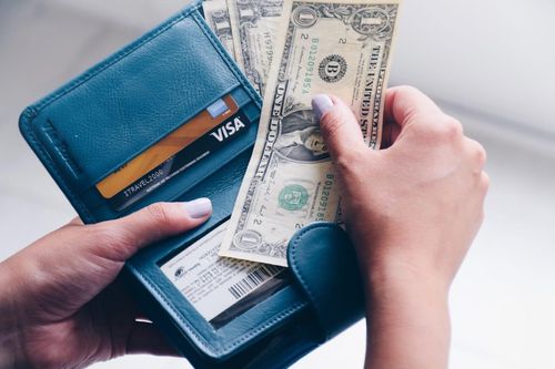 Mỗi người Mỹ nợ trung bình hơn 90.000 USD