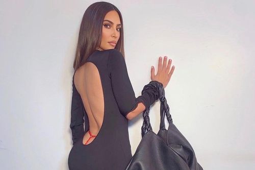 Kim Kardashian lăng xê mốt lộ nội y từ 20 năm trước