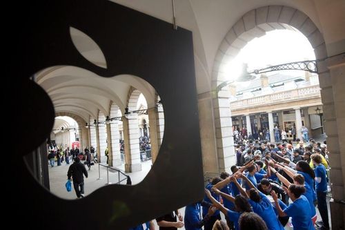 Hình ảnh xếp hàng mua iPhone những năm trước