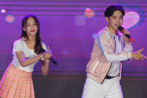 Sinh viên ĐH Kinh tế Quốc dân trình diễn thời trang vì môi trường