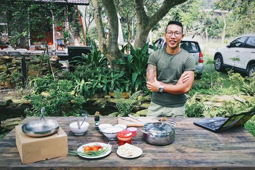 Chuyện chàng bảo vệ thành đầu bếp chuyên nghiệp