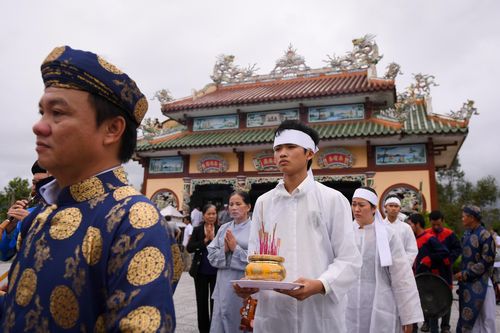Hàng trăm người đến viếng Chủ tịch huyện Phong Điền tại quê nhà