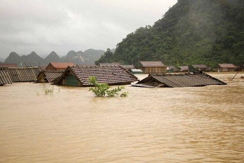 Mưa lũ lịch sử tại miền Trung: 69 người chết và mất tích, hơn 8.300 hộ dân phải sơ tán khẩn cấp