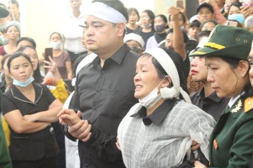 Người dân nghẹn ngào tiễn đưa 13 liệt sĩ hy sinh tại Rào Trăng 3