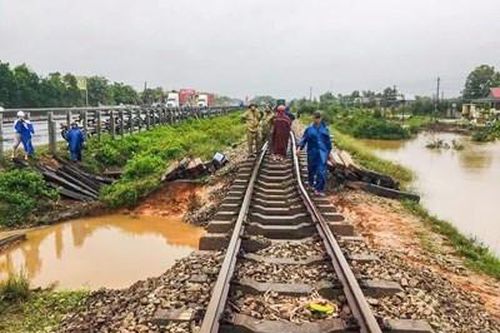 Cục Cảnh sát Giao thông kịp thời khắc phục sự cố về đường sắt do mưa bão tại miền Trung