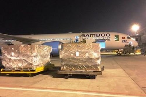 Vận chuyển miễn phí hàng cứu trợ đến vùng lũ qua đường hàng không