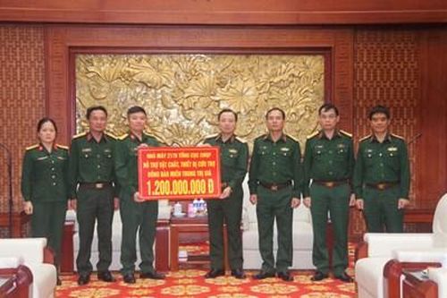 Nhà máy Z176 trao hàng cứu trợ đồng bào vùng lũ