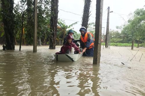 Hà Tĩnh sơ tán hàng trăm người dân đến nơi an toàn tránh lũ