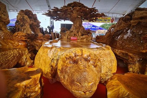 Lóa mắt với bộ bàn ghế gỗ 'tứ linh quần tụ' giảm giá còn hơn 3 tỷ đồng