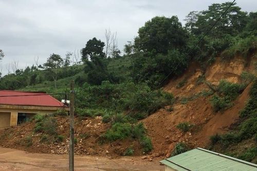 Quảng Trị: Sạt lở vùi lấp một gia đình, 2 người chết, nhiều người mất tích