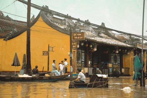 Quảng Nam: Nước lũ dâng cao gây ngập nhiều tuyến đường ở phố cổ Hội An
