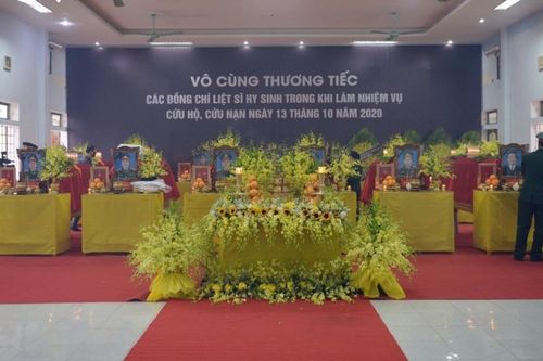 Sáng nay (18/10), tổ chức lễ tang cấp cao cho 13 liệt sĩ hy sinh khi tìm kiếm cứu nạn tại Rào Trăng 3