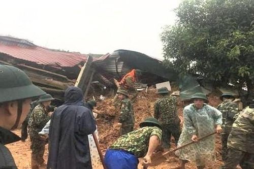 Kỳ diệu: 5 chiến sĩ được giải cứu trong vụ sạt lở đất ở Quảng Trị