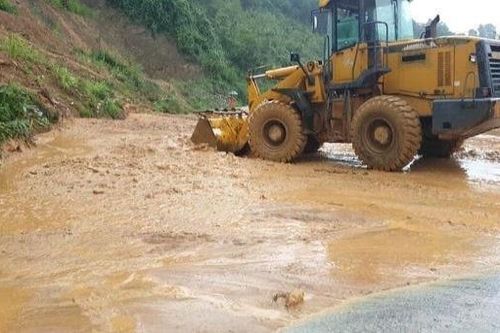 Mưa lớn sạt lở đất trên Quốc lộ 7 đoạn qua huyện Con Cuông (Nghệ An)
