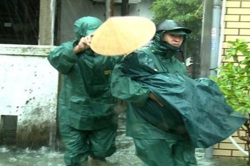 Hàng ngàn hộ dân Hà Tĩnh di dời khẩn cấp trong đêm nay