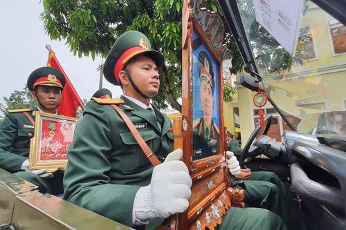 Hàng ngàn người tiễn biệt 13 liệt sĩ hy sinh tại Rào Trăng