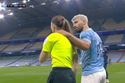 Aguero gây tranh cãi vì hành vi nhạy cảm với nữ trọng tài