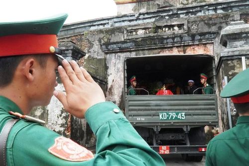 Tang lễ 13 liệt sĩ hy sinh ở Rào Trăng: Đau xé lòng tiễn các anh về đất mẹ