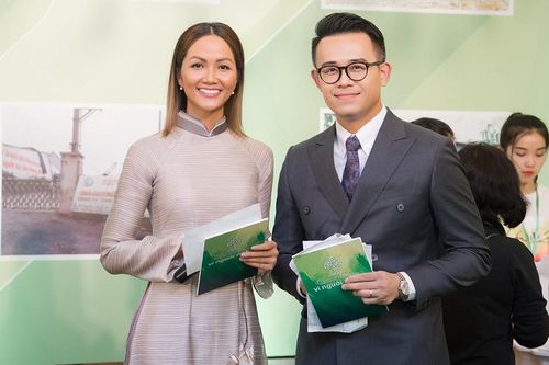 H'Hen Niê nền nã với áo dài, tự tin sánh vai MC Đức Bảo với vai trò dẫn chương trình