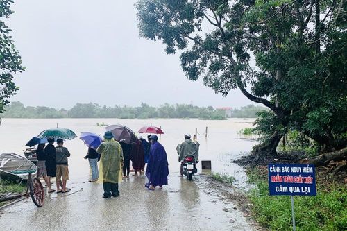 Băng qua đập tràn nước chảy xiết, người đàn ông bị lũ cuốn tử vong