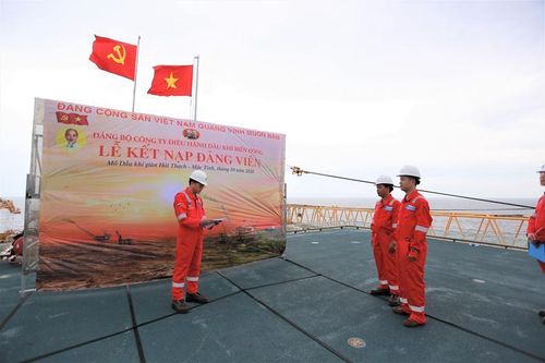 Lễ kết nạp đảng viên trên mỏ dầu khí Hải Thạch – Mộc Tinh