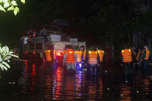 Quảng Trị: Nước lũ lên nhanh trong đêm, Chủ tịch tỉnh trực tiếp chỉ đạo di dời dân