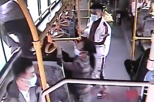 Pha trộm tiền và tẩu thoát qua cửa sổ xe buýt nhanh như chớp