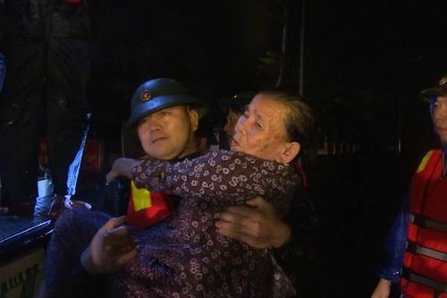 Dân lên mạng xã hội kêu cứu vì lũ bất ngờ