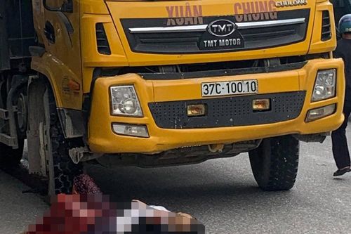 Băng qua đường người phụ nữ bị xe tải cán nát chân trên Quốc lộ 1A