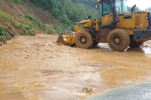 Sạt lở núi đoạn qua dốc Chó trên Quốc lộ 7