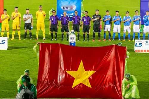 Cầu thủ và BTC V.League cùng hướng về miền Trung ruột thịt