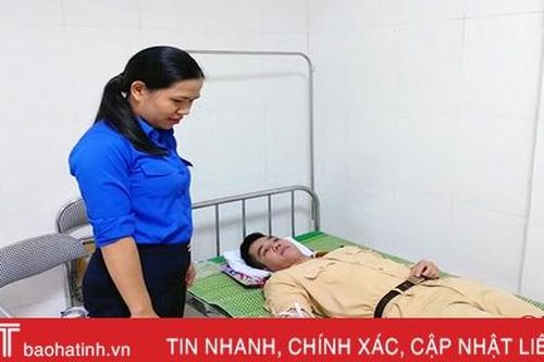 2 chiến sỹ công an vượt mưa gió hiến máu cứu người